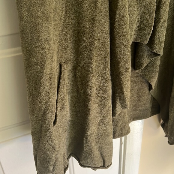 Barefoot Dreams Water fall
Olive Open Front Cardigan Size M - Picture 10 of 15
